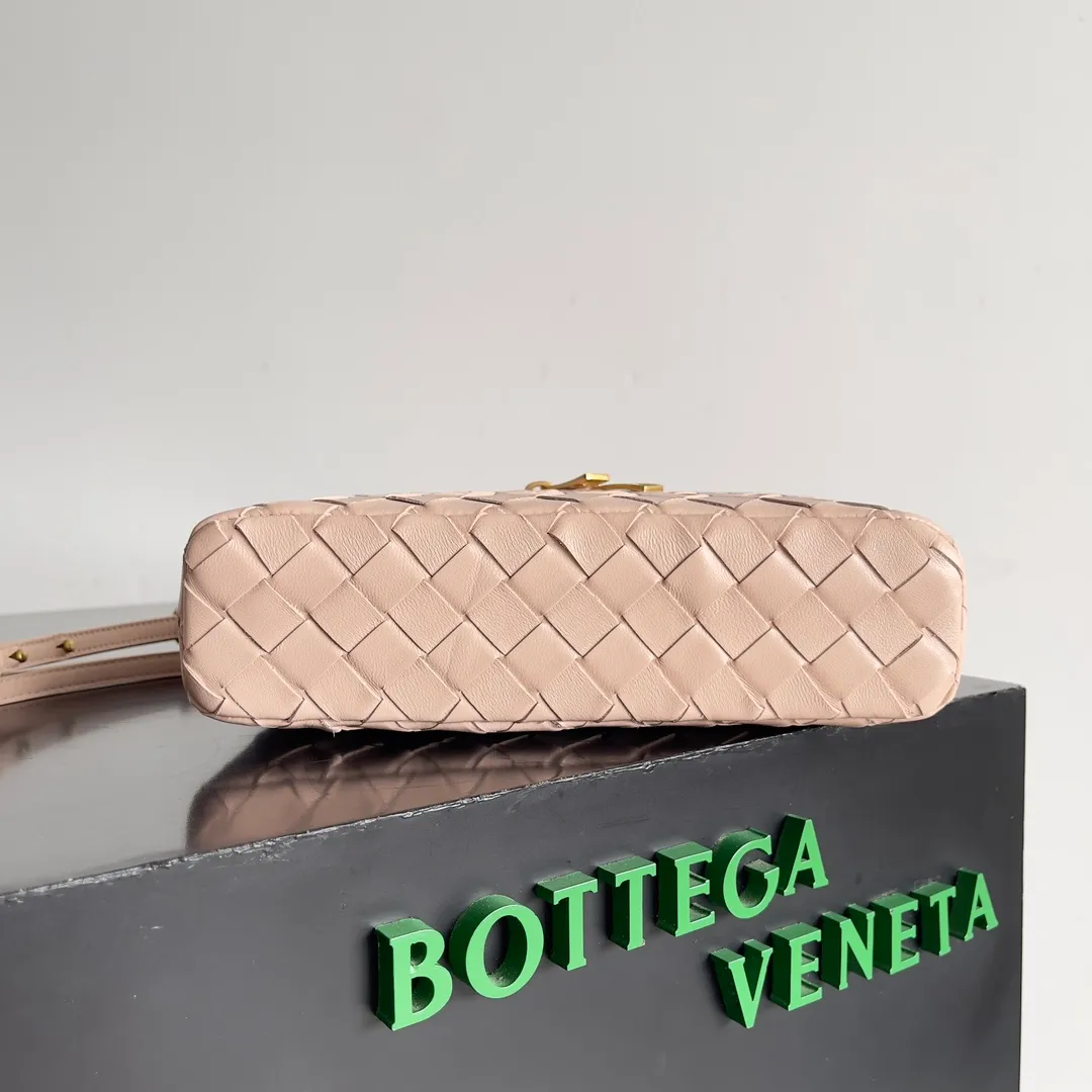 Batch 1360 Bottega Veneta 24 spring and summer woven zipper crossbody bag. A crossbody bag that can be used as a cosmetic bag. The exquisite weaving and compact body are an indispensable accessory for the upcoming summer. The double zipper also better protects the bag. It has a large capacity. If you like it, don’t miss it. Style number: 789109 Size: 22*12.5*5cm